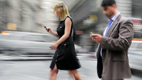 Multe a chi attraversa la strada guardando il telefono o ha entrambe le  orecchie coperte da cuffie - Informamolise