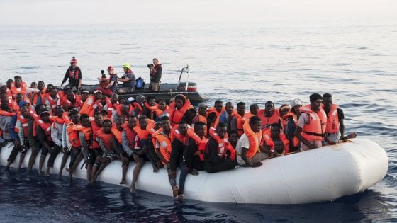 Risultati immagini per IMMAGINE DI NAVE MIGRANTI